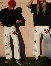 Load image into Gallery viewer, White Casino Strides - Mens 32
